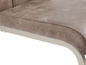 Detailní záběr na hnědou koženou židli s kovovou základnou.