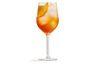 Sklenka Aperol Spritz s ledem a plátkem pomeranče.