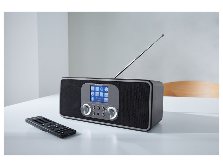 Stříbrné rádio s Bluetooth a dálkovým ovládáním.