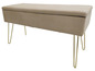 Béžová sametová lavice s úložným prostorem a zlatými nohami.