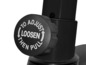 Černá nastavovací knoflík s nápisem 'To adjust loosen then pull'.