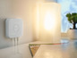 Bílá centrála Silvercrest Smart Home s ethernetovým a napájecím kabelem.