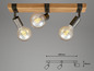 Tři lampy s dřevěnou lištou v industriálním stylu.