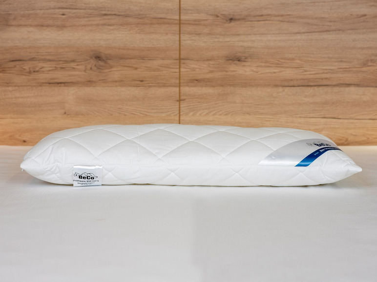 Bílý polštář Beco s prošívaným vzorem kostky.