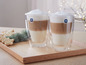 Dva sklenice latte macchiato s dvojitým dnem od Bodum na dřevěném tácu.