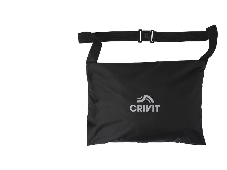 Černá sportovní taška Crivit s nastavitelným popruhem.