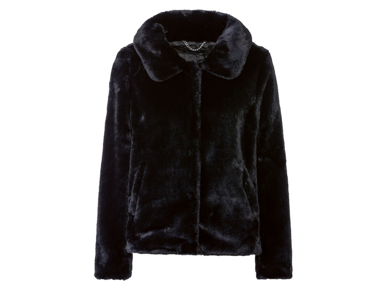Černá kožešinová bunda s límcem.