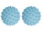 Dva modré masážní míče s hroty.
