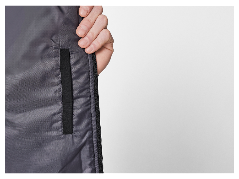 Detailní záběr bundy na zip.