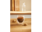 Espresso v šálku na espresso s sušenkami na dřevěném stole.