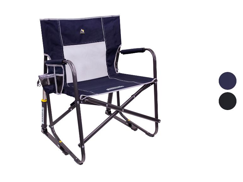 Modré skládací kempingové křeslo s držákem na nápoje.