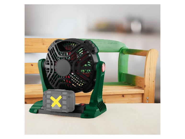 Moderní přenosný ventilátor na stole.