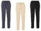 Tři teplákové kalhoty: tmavě modré, béžové a černé.