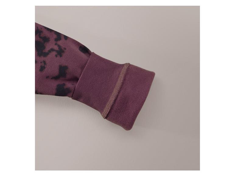 Rukáv svetru s potiskem tie-dye v bordové barvě.