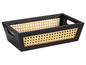 Černý úložný koš s pleteným ratanovým vnitřkem.