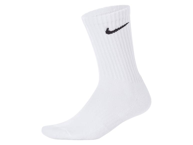 Bílá sportovní ponožka s černým logem.