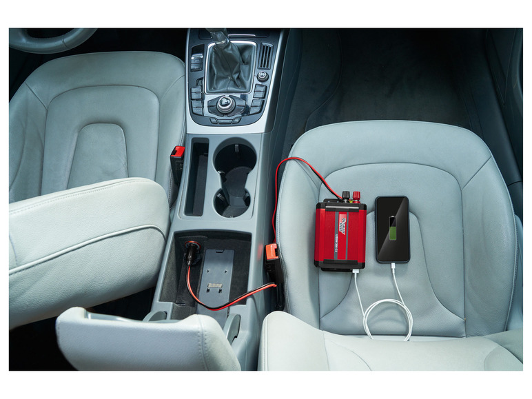 Automobilní měnič Ultimate Speed ​​300 C3 a chytrý telefon se nabíjejí v autě.