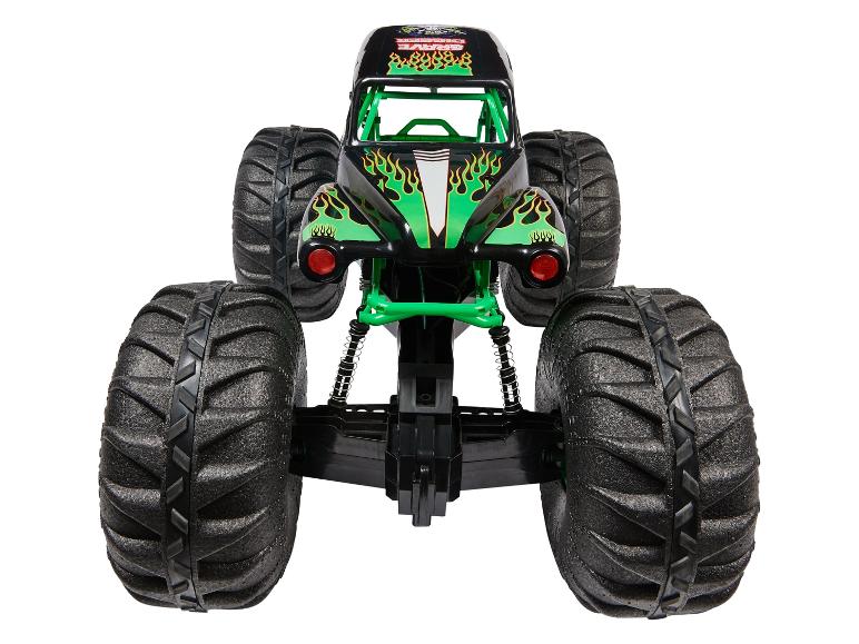 Hračka monster truck Grave Digger se zelenými plameny a velkými pneumatikami.