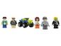 Pět LEGO minifigurek a modro-žluté LEGO vozidlo na bílém pozadí.