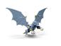 Modro-zlatý LEGO dračí hračka s roztaženými křídly, na bílém pozadí.