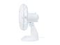 Bílý stolní ventilátor s ochrannou mřížkou a ovládacími tlačítky, boční pohled.