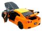 Oranžové hračkářské auto Nissan GT-R s otevřenými dveřmi a kufrem.