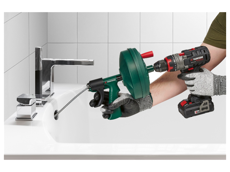 Vrtačka Parkside se používá k ovládání čističe odpadu v umyvadle v koupelně.