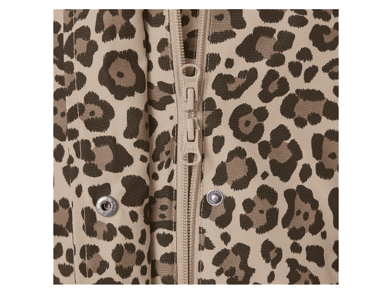 Detail béžové bundy s leopardem a zipem.