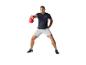 Muž cvičící s červenou kettlebell v sportovním oblečení.