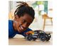 Dítě si hraje s terénním autem LEGO Technic.