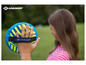 Dítě drží modro-žlutý frisbee od Schildkröt.