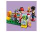 Dvě figurky Lego Friends v dílně, s pilou a nůžkami.