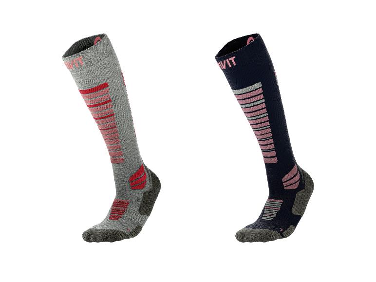 Dva páry lyžařských ponožek, jedny šedé s červenými akcenty, jedny tmavě modré s růžovými akcenty.