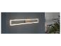 Dlouhá, tenká LED lampa namontovaná na zdi