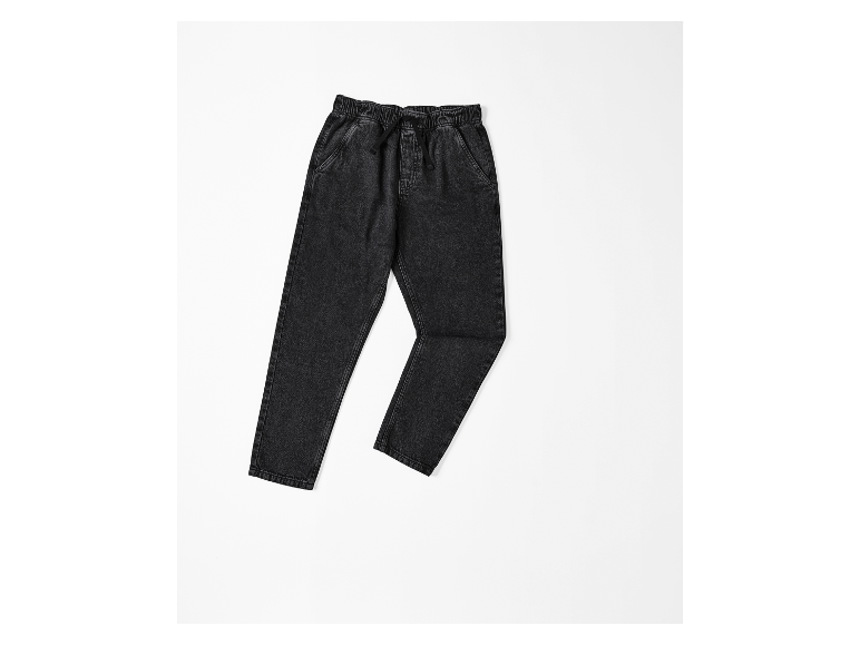 Černé džíny se šňůrkou.