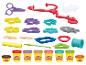 Sada Play-Doh doktora s různými nástroji, formičkami a několika kelímky modelovací hmoty.
