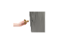 Ruka drží mosazný kohoutek pro šedou nádrž na vodu.