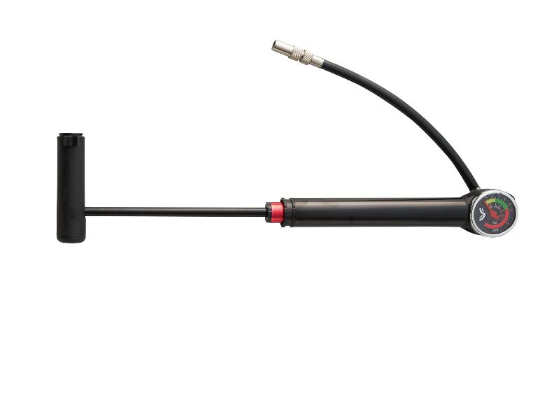 Černá cyklistická pumpa s tlakoměrem.