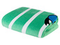 Zelený ručník s bílými pruhy, složený.