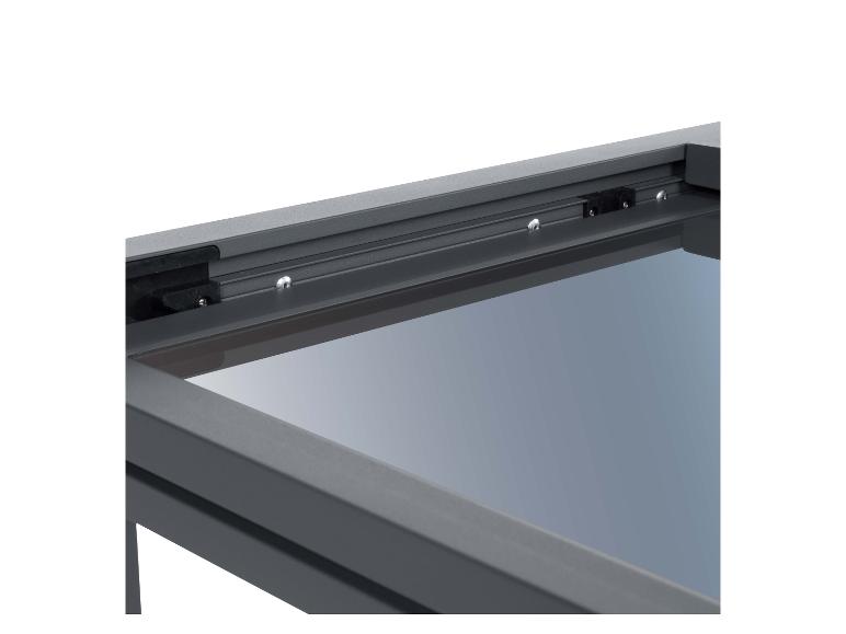 Detailní pohled na mechanismus otevírání střešního okna nebo světlíku.