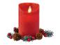 Červená LED svíčka s vánočními ozdobami.