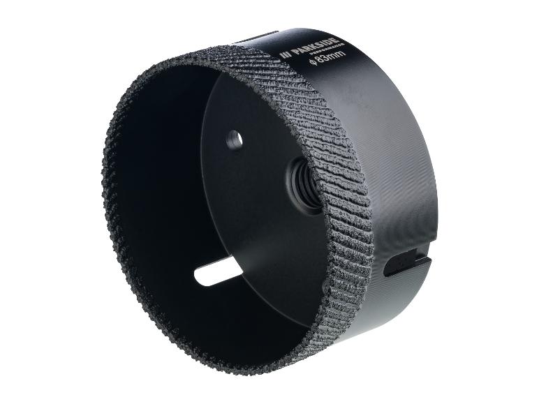 Černá děrovka o průměru 83 mm se zubatým okrajem.