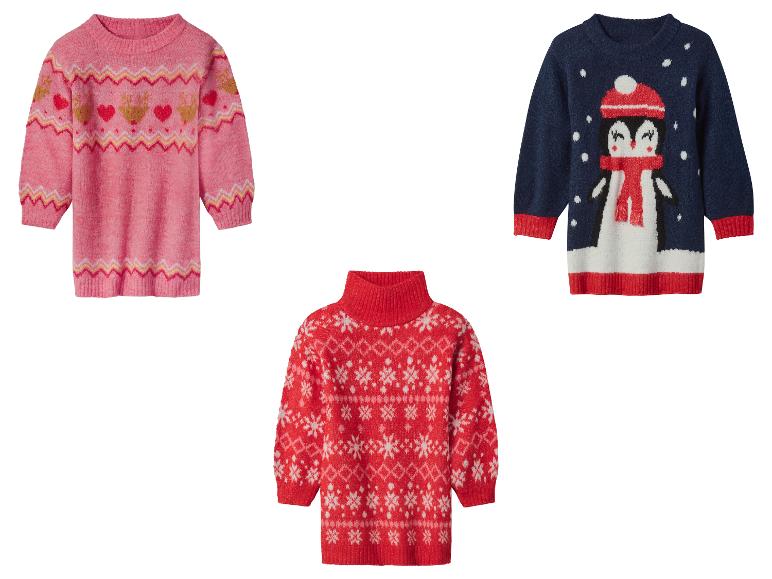 Tři dětské vánoční svetry: růžový se soby, modrý s tučňákem a červený se sněhovými vločkami.