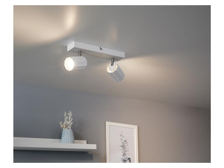 Bílé stropní světlo se dvěma lampami.