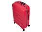 Červený kufr na kolečkách značky 'IT Luggage'.