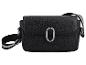Černá kožená crossbody kabelka se stříbrnou oválnou kovovou sponou a pruhovaným popruhem.