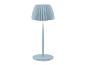 Moderní světle modrá stolní lampa s plisovaným stínidlem a kulatou základnou.