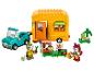 LEGO hrací set s autem, karavanem a figurkami zvířat zahradničících.