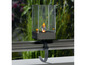 Solární lampa s plamenem připevněná na zábradlí balkonu.