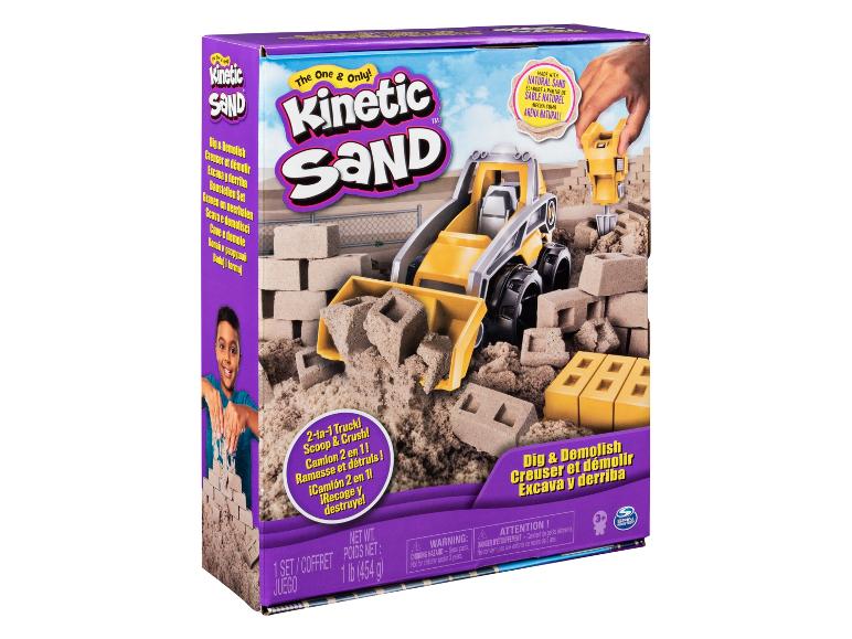 Kinetický písek s náklaďákem a stavebními nástroji pro kopání a demolici.